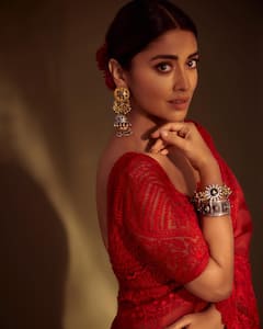 Shriya saran: ఎరుపు రంగు చీరలో గులాబీలా మెరిసిపోతున్న శ్రియా