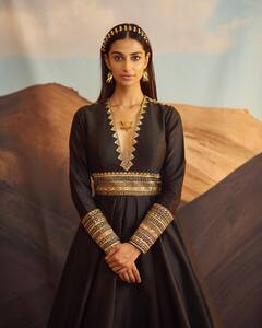 తన ఊహల్లో ఈజిప్టులో విహరిస్తున్న మీనాక్షి చౌదరి