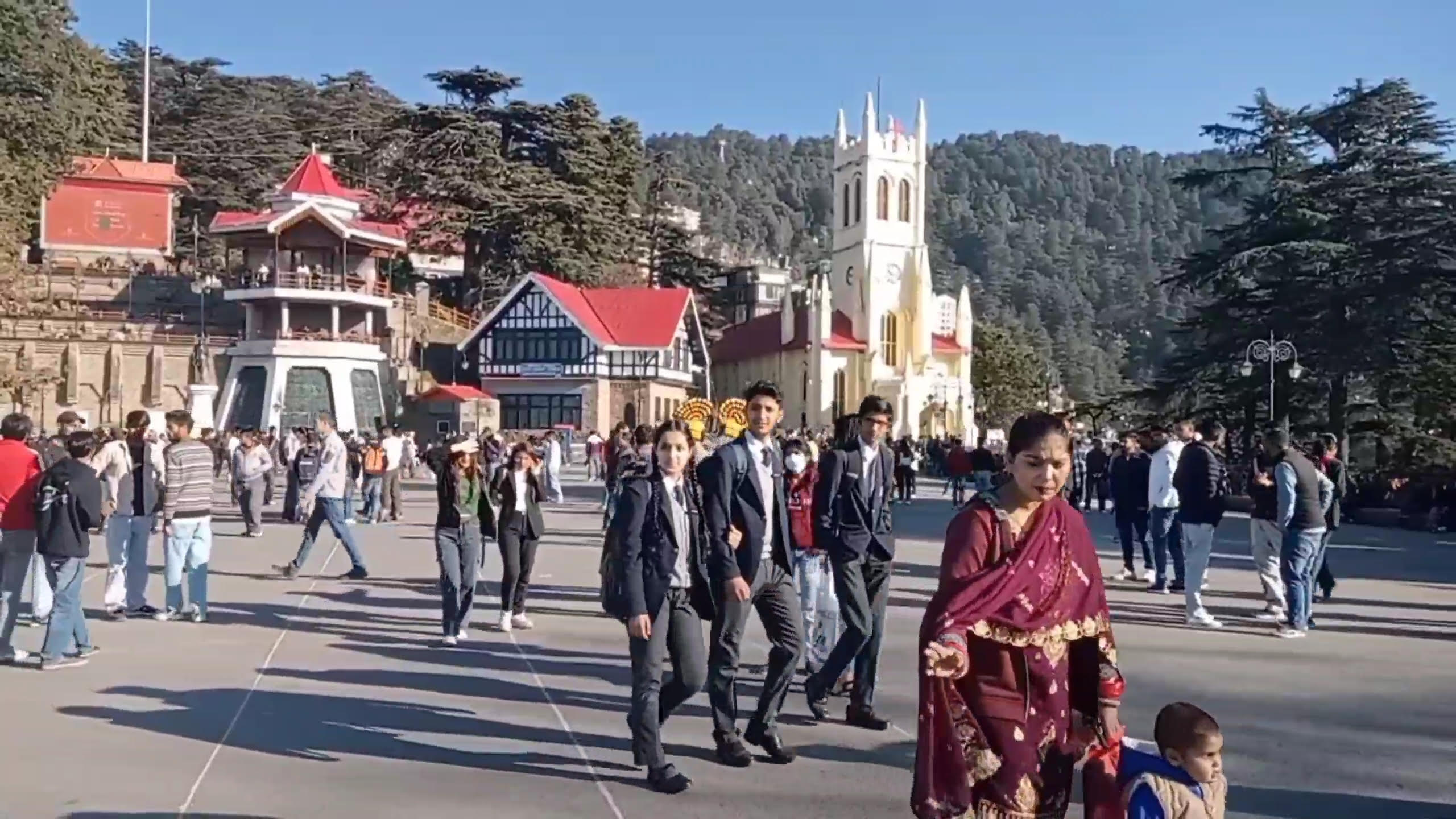 Shimla: वीकेंड पर पहाड़ों की रानी शिमला पर्यटकों से गुलजार, दिसंबर तक भीड़ और बढ़ने की संभावना