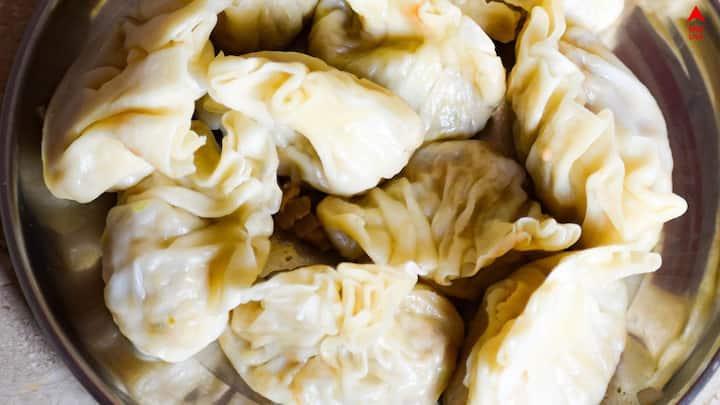 মূলত কলকাতা-তথা রাজ্যের জেলায়জেলায় বাড়ি থেকে কয়েক পা হাঁটলেই মোমোর দোকান। মোগলাই, চাউমিনের থেকে এর চাহিদা বেশি। তবে এর রয়েছে নানা ক্ষতিকারক দিক।