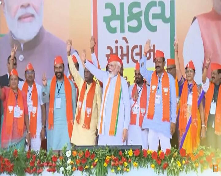 કેન્દ્રીય નેતાઓ ઉપરા ઉપરી રોડ શૉ અને સભાઓ ગજવી રહ્યા છે. ત્યારે આજે વડાપ્રધાન નરેન્દ્ર મોદી ફરી બે દિવસના ગુજરાત પ્રવાસે આવ્યા છે.