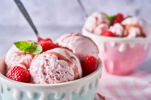 Benefits of Ice Cream : आईस्क्रीम खाणं लहानथोर सगळ्यांनाच आवडतं, पण हिवाळा आला की आईस्क्रीम न खाण्याचा सल्ला दिला जातो. पण, थंडीतही आईस्क्रीम खाणं आपल्या शरीरासाठी फायदेशीर असते. (PC : istockphoto)