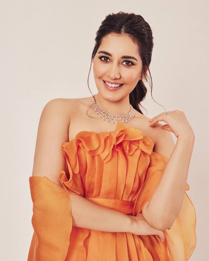 राशी खन्ना हिने अनेक तेलगू चित्रपटांमध्ये अभिनय केला आहे. राशीनं 2014 साली आलेल्या 'ओहलु गुसागुलादेड' चित्रपटातूल तेलगू चित्रपटसृष्टीत पदार्पण केलं.