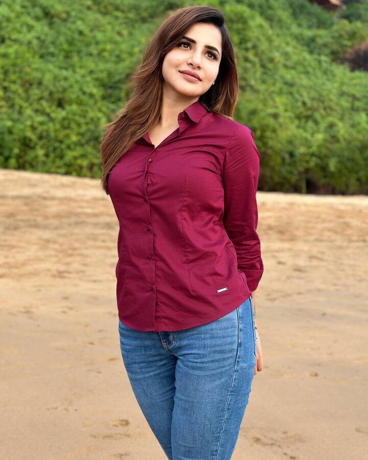బోల్డ్ బ్యూటీ లేటెస్ట్ ఫోటోలు సోషల్ మీడియాలో వైరల్ అవుతున్నాయి. Photo Credit: Ashu Reddy/Instagram