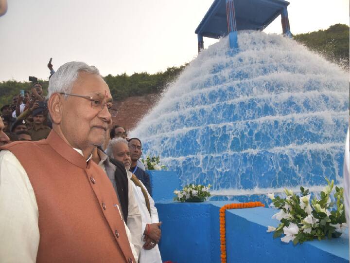 नीतीश कुमार आखिरकार गंगा मैया को राजगीर पहुंचाकर खुद भगीरथ बन गए. इसकी कई सारी तस्वीरें सामने आई है. इसमें नीतीश कुमार गंगा मैया के दर्शन करते नजर आ रहे.