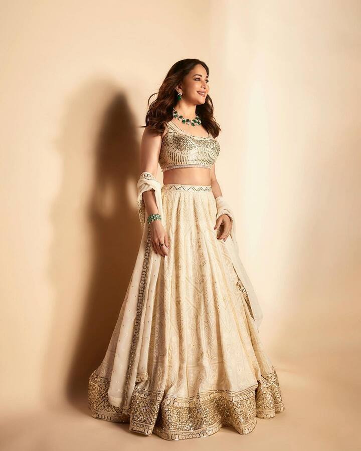 बॉलिवूडची धक-धक गर्ल कोण आहे? कदाचित आज या प्रश्नाचे उत्तर देण्याची गरज नाही. अभिनेत्री माधुरी दीक्षितने तिच्या जबरदस्त अभिनयाने आणि स्टाईलने जगभरातील लोकांना वेड लावले आहे. (फोटो सौजन्य :madhuridixitnene/इंस्टाग्राम)