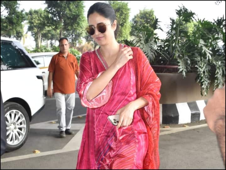Katrina Kaif Airport Look: बॉलीवुड एक्ट्रेस कैटरीना कैफ हाल में मुंबई एयरपोर्ट पर स्पॉट किया गया. यहां एक्ट्रेस ने वेस्टर्न फैशन छोड़ एकदम देसी अवतार में लोगों का दिल जीत लिया.