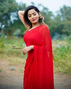 Karthika Deepam Shobha Shetty: ఎర్ర చీరలో మెలికల్ తిరుగుతోన్న 'కార్తీకదీపం' డాక్టరమ్మ