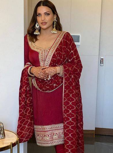 ਹਿਮਾਂਸ਼ੀ ਖੁਰਾਣਾ ਨੇ ਬਿੱਗ ਬੌਸ ਦੇ ਘਰ ਤੋਂ ਹਿੰਦੀ ਇੰਡਸਟਰੀ 'ਚ ਵੀ ਕਾਫੀ ਪਛਾਣ ਬਣਾਈ ਸੀ। ਅਦਾਕਾਰਾ ਜਦੋਂ ਬਿੱਗ ਬੌਸ ਦੇ ਘਰ ਪਹੁੰਚੀ ਸੀ ਤਾਂ ਲੋਕ ਉਸਦੀ ਖੂਬਸੂਰਤੀ ਦੇ ਦੀਵਾਨੇ ਹੋ ਗਈ ਸੀ।