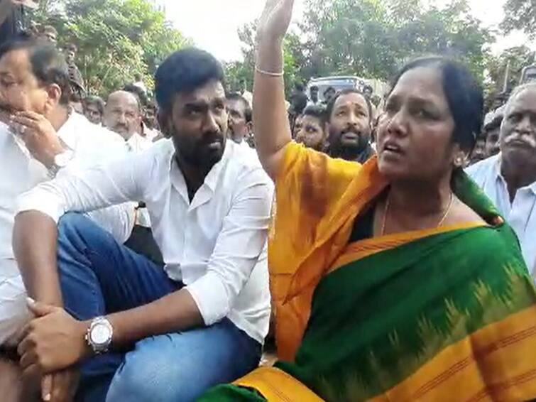 Sri satya sai district: Ex Minister Paritala Sunitha, Sriram protests in chennekothapalli demands Jaggu release Paritala Sunitha: పోటుగాడివా? చంద్రబాబుని చంపుతానంటావా? నోట్లో ఉమ్మేస్తారు - పరిటాల సునీత ఫైర్