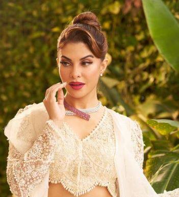 जॅकलिन फर्नांडिला सुकेश चंद्रशेखरनं महागड्या वस्तू भेट दिल्या होत्या.