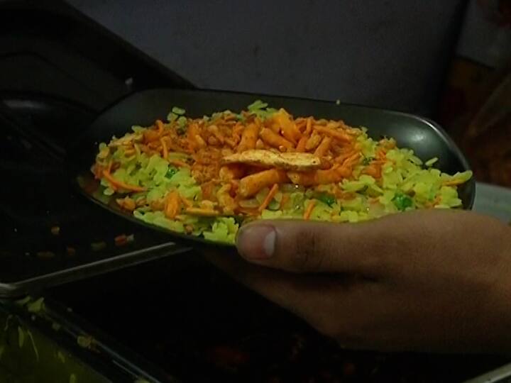 Pohewala In Nagpur : नागपुरातील तर्री पोहे सर्वांनाच माहित असतील. झणझणीत गरमागरम तर्रीसोबत नागपुरी पोहे सगळ्यांनीच खाल्ले असतील किंवा त्या संदर्भात ऐकले तर नक्कीच असेल. आता दोन नागपूरकर अभियंत्यांनी हेच तर्री पोहे एका ब्रँडच्या स्वरूपात देशभर विस्तारण्याची तयारी सुरू केली आहे..