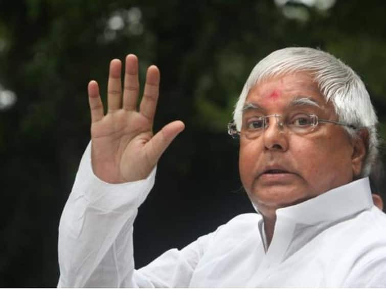 Lalu Yadav arrives in Singapore for kidney transplant daughter Rohini Acharya shares video Lalu Prasad Yadav : சிறுநீரகத்தை தானம் செய்த மகள்.. லாலு பிரசாத் இப்போ எப்படி இருக்கிறார்? வைரலாகும் வீடியோ..