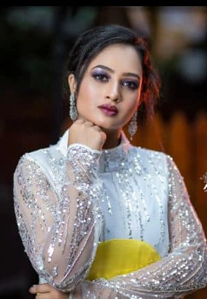 अनेकदा गिरीजा तिचे सुंदर आणि ग्लॅमरस फोटो इन्स्टाग्रामवर शेअर करताना दिसते.