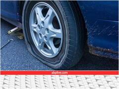 बीच सड़क पर पंचर हो गया है टायर तो घबराएं नहीं, बस करें ये काम