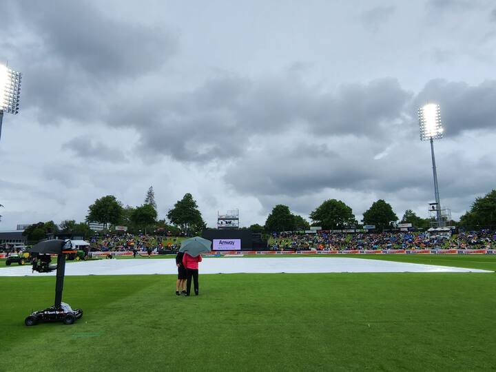 IND vs NZ 2nd ODI: India vs New Zealand Rain stops play Seddon Park Hamilton IND vs NZ: भारत-न्यूझीलंड यांच्यातील दुसऱ्या एकदिवसीय सामन्यात पावसाची एन्ट्री