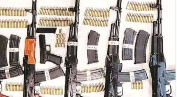 Punjab News: Consignment of dangerous weapons recovered from Pakistan, was supposed to be supplied to terrorists Punjab News : ਪਾਕਿਸਤਾਨ ਤੋਂ ਆਈ ਖਤਰਨਾਕ ਹਥਿਆਰਾਂ ਦੀ ਖੇਪ ਬਰਾਮਦ, ਅੱਤਵਾਦੀਆਂ ਨੂੰ ਹੋਣੀ ਸੀ ਸਪਲਾਈ