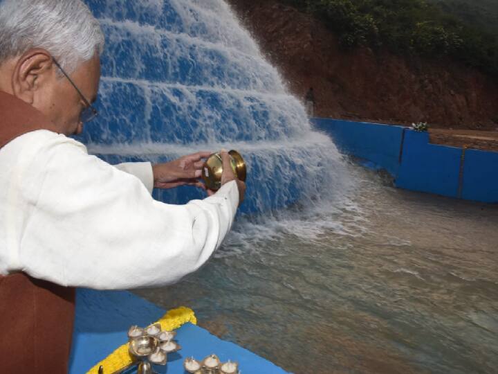 कार्यक्रम में उपमुख्यमंत्री तेजस्वी यादव ने कहा कि इस योजना का पूरा श्रेय मुख्यमंत्री नीतीश कुमार को जाता है. वह बोलने में नहीं बल्कि कार्य करने में विश्वास रखते हैं. यहां गंगा का पहुंचना उदाहरण है.