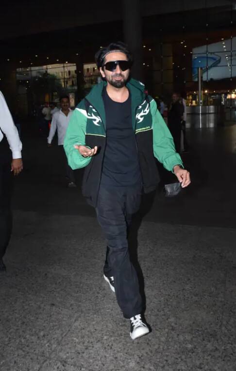 ਅਦਾਕਾਰ ਨੂੰ ਏਅਰਪੋਰਟ 'ਤੇ ਪ੍ਰਸ਼ੰਸਕਾਂ ਦਾ ਸਵਾਗਤ ਕਰਦੇ ਦੇਖਿਆ ਗਿਆ।