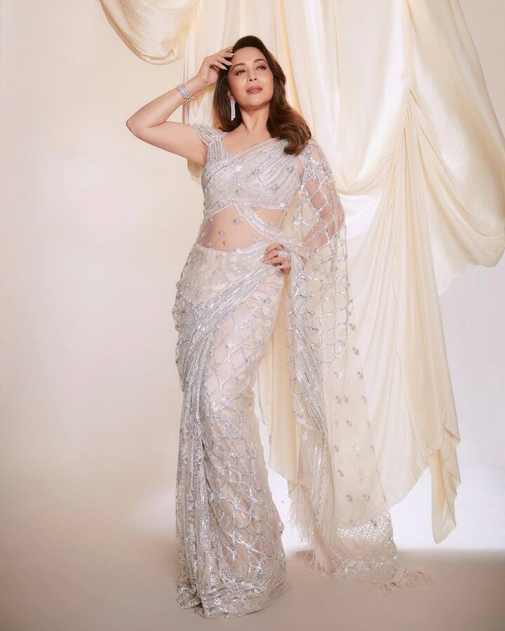 इंस्टाग्रामवर शेअर केलेल्या फोटोंमध्ये अभिनेत्री एथनिक लूकमध्ये दिसत आहे.(फोटो सौजन्य :madhuridixitnene/इंस्टाग्राम)