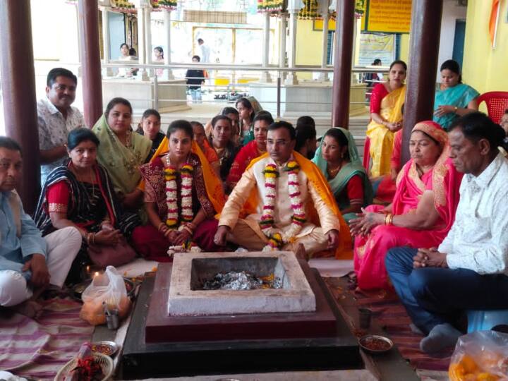 Khandwa couple tied knot to each other after parents agreed to marry daughter for son-in-law ann Khandwa News: खंडवा में हुआ अनूठा पुनर्विवाह, सास-ससुर ने तलाशा बहू के लिए पति, दामाद के लिए बेटी