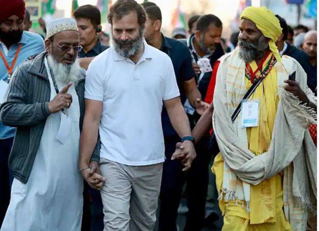 Rahul Gandhi Reach bhimrao Ambedkar town Mhow says i have no fear my father and Grandmother killed by someone ਰਾਹੁਲ ਗਾਂਧੀ ਬੋਲੇ - ਦਾਦੀ ਨੂੰ 32 ਗੋਲੀਆਂ ਮਾਰੀਆਂ ... ਪਿਤਾ ਨੂੰ ਬੰਬ ਨਾਲ ਉਡਾ ਦਿੱਤਾ , ਐਨੀ ਹਿੰਸਾ ਤੋਂ ਬਾਅਦ ਵੀ ਦਿਲ 'ਚ ਡਰ ਨਹੀਂ