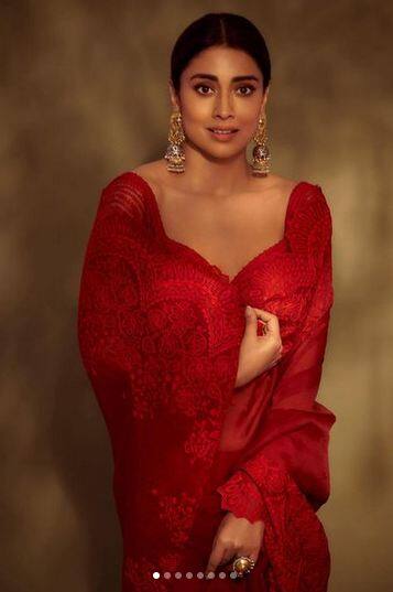 ਵਾਲਾਂ 'ਚ ਗਜਰਾ ਲਗਾਏ ਲਾਲ ਸਾੜ੍ਹੀ 'ਚ ਗਲੈਮਰਸ ਦਿਖੀ ਸ਼੍ਰਿਯਾ ਸਰਨ