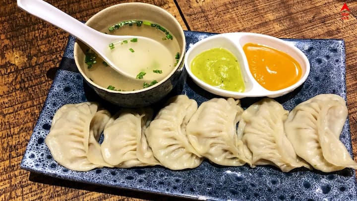 গাজর থেকে বাধাকপি সবই প্রায় খাটে মোমোর পুরে। তবে চিকেন মোমো খেলে ভিতরে অবশ্যই বাজার থেকে টাটকা মাংস কিনে আনুন। যেহেতু স্টিমে তৈরি হচ্ছে মোমো, তাই এর উপকারিতাও অনেক বেশি।