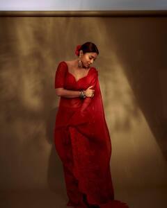 Shriya Saran: தேன் அலை சுழல் தேவதை நிழல்... சிவப்பு நிற புடவையில் வண்ணப்பூவாக ஸ்ரேயா!