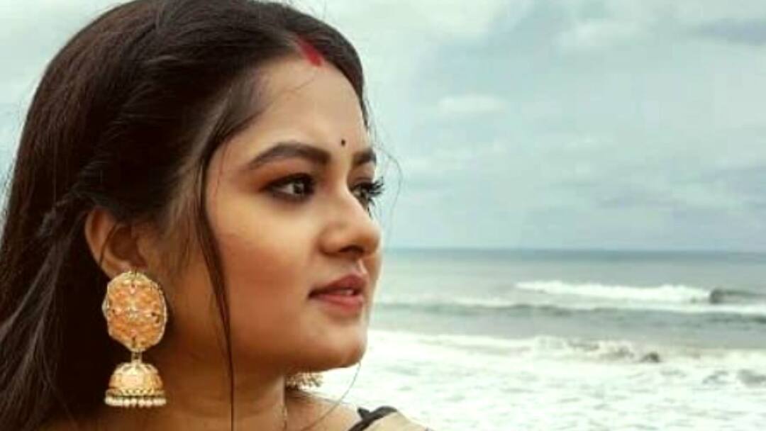 Prosenjit Weds Rituparna: Actress Ipshita Mukherjee wrote an emotional note about Prosenjit Chatterjee and Leena Ganguly after her first film released Prosenjit Weds Rituparna: প্রথম ছবি মুক্তি, সোশ্যাল মিডিয়ায় জীবনের ২ প্রিয় মানুষকে নিয়ে আবেগপ্রবণ ঈপ্সিতা