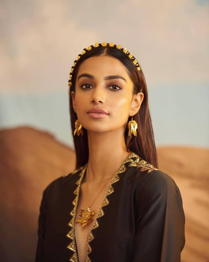 తెలుగు హీరోయిన్ లలో మీనాక్షి చౌదరి ఒకరు. Photo credit@Meenakshi Chaudhary/instagram