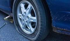 Car Tyre Change: ਜੇਕਰ ਸੜਕ ਦੇ ਵਿਚਕਾਰ ਟਾਇਰ ਪੰਚਰ ਹੋ ਜਾਵੇ ਤਾਂ ਘਬਰਾਓ ਨਾ, ਬਸ ਇਹ ਕੰਮ ਕਰੋ