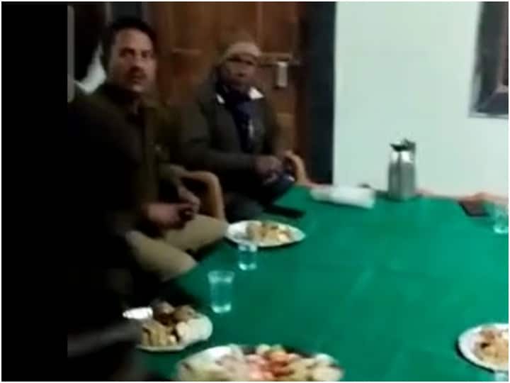 UP News Varanasi police seen having food at accused house Video Viral ann Varanasi: मारपीट के बाद 'आरोपी' के घर बाटी-चोखा खाती दिखी पुलिस, Video Viral