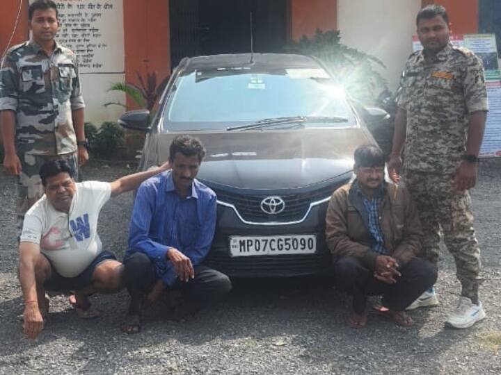 Mahasamund Silver Smuggling 62 KG silver worth RS 31 lakh seized from car film Pushpa in Mahasamund ANN Mahasamund Crime: फिल्म 'पुष्पा' की तर्ज पर तस्करी, कार की सीट से 62 किलो चांदी की ईंटें जब्त