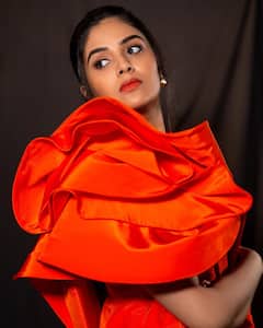 రెడ్ కలర్ డ్రెస్ లో శ్రీముఖి, ఫోటోలు అదిరిపోయాయిగా