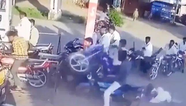 jumped bike in the air dadaji fell down then what happened next in funny video viral Funny Video: ਪੈਟਰੋਲ ਭਰਨ ਦੀ ਸੀ ਕਾਹਲੀ, ਹਵਾ 'ਚ ਉੱਡਾਈ ਬਾਈਕ, ਪਿੱਛੇ ਬੈਠੇ ਦਾਦੇ ਦੀ ਹੋਈ ਬੁਰੀ ਹਾਲਤ