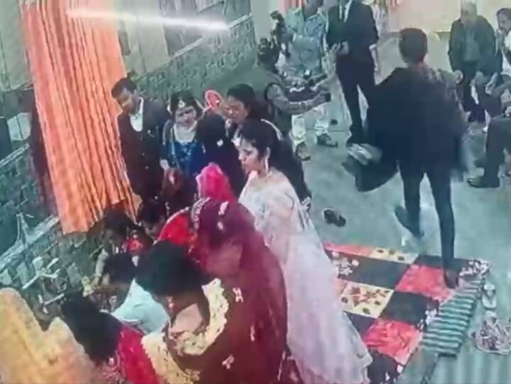 MP News Thief entered the wedding ceremony in Chitrakoot, fled after stealing a purse ann Chitrakoot Crime: शादी समारोह में घुसा चोर, नकदी और सोने से भरा पर्स चुराकर हुआ फरार, CCTV में कैद हुई वारदात