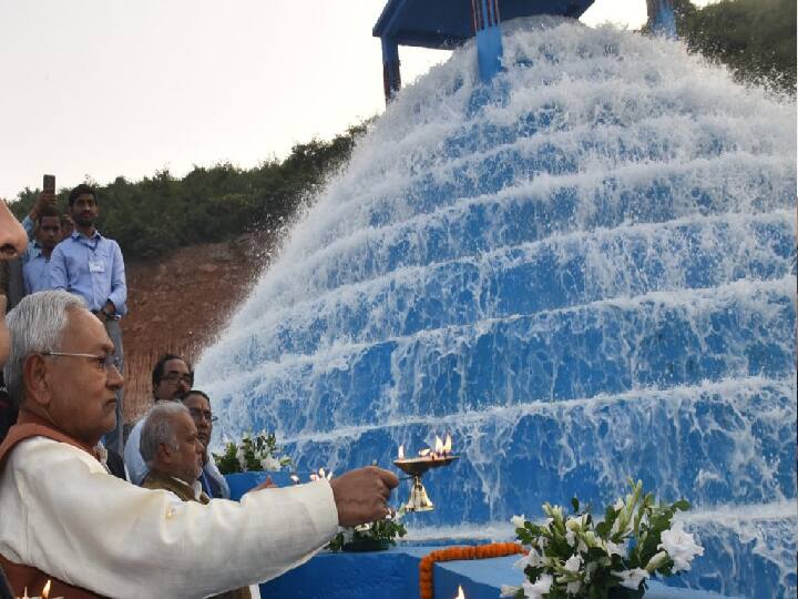 Rajgir: मुख्यमंत्री नीतीश कुमार के ड्रीम प्रोजेक्ट गंगाजल आपूर्ति योजना का शुभारंभ रविवार को हो गया. इस दौरान डिप्टी सीएम तेजस्वी यादव, मंत्री विजय चौधरी,संजय कुमार झा मौजूद रहे.