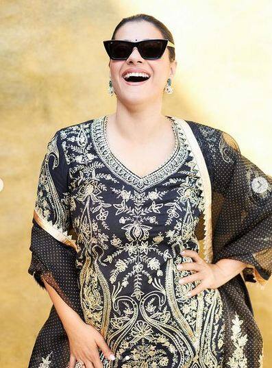 ਕਾਜੋਲ ਨੇ ਕਾਲੇ ਸੂਟ 'ਤੇ ਕਾਲੇ ਚਸ਼ਮੇ ਤੇ ਲਾਲ ਗੁਲਾਬ ਲਗਾ ਕੇ ਦਿੱਤੇ ਕਿਲਰ ਪੋਜ਼