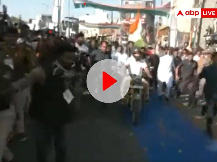 Watch Congress leader Rahul Gandhi seen riding a bike during Bharat Jodo Yatra watch video ann Watch: भारत जोड़ो यात्रा के दौरान राहुल गांधी का दिखा खास अंदाज, बाइक चलाते दिखे कांग्रेस नेता, देखें वीडियो