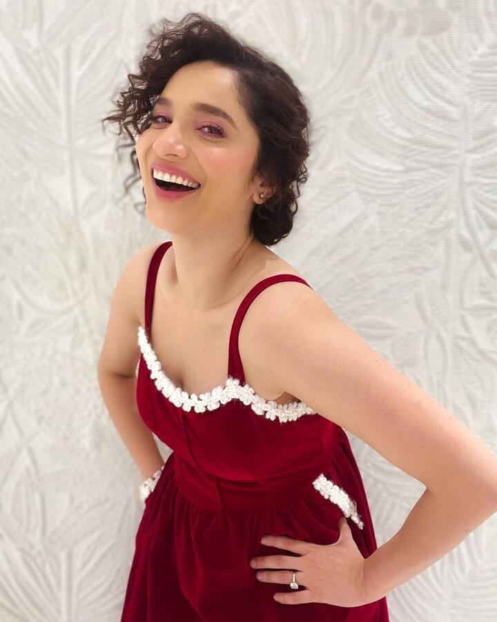 लाल रंगाचा ड्रेस घालून अंकिता वेगवेगळ्या पोज देताना दिसत आहे, त्याचसोबत तिने एक डान्स व्हिडियो देखील शेअर केला आहे.(फोटो सौजन्य :lokhandeankita/इंस्टाग्राम)