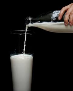 Photo : भारतात दुधाला 50 रुपयांचा दर, तर पाकिस्तान आणि बांगलादेशमध्ये किती?