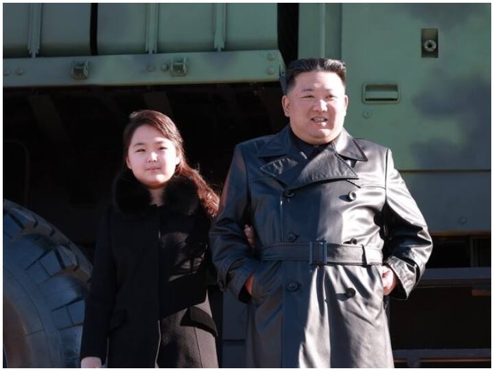 North Korean dictator Kim Jong Un seen with his daughter for second time See pictures दूसरी बार अपनी बेटी के साथ दिखा उत्तर कोरिया का तानाशाह किम जोंग उन, सामने आई ये तस्वीरें