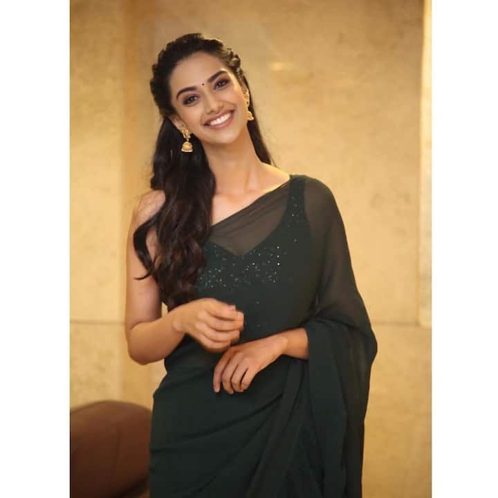 మీనాక్షి లేటెస్ట్ ఫోటోలు. Photo credit@Meenakshi Chaudhary/instagram