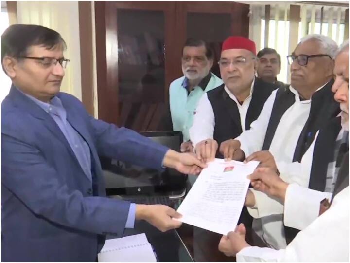 mainpuri a delegation of samajwadi party submits memorandum to election commission against local administration Mainpuri Bypoll: सपा ने चुनाव आयोग से की शिकायत, 'डीएम-एसएसपी बीजेपी समर्थन में वोट डालने का बना रहे दबाव'