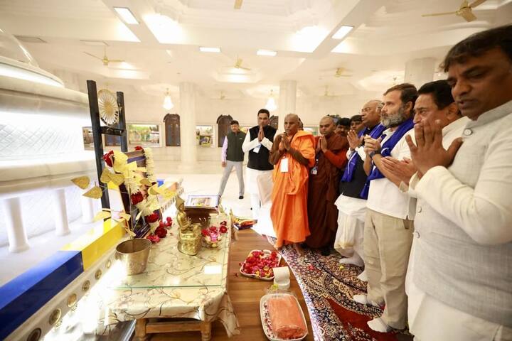 भारत जोड़ो यात्रा पहुंची इंदौर के महू जहा राहुल गांधी के साथ कांग्रेस अध्यक्ष मल्लिकार्जुन खड़गे प्रदेश कमलनाथ छत्तीसगढ़ के मुख्यमंत्री भूपेश बघेल सहित अन्य नेताओं द्वारा अंबेडकर प्रतिमा पर माल्यार्पण किया गया. इस मौके की खास तस्वीरें अब सामने आई हैं.