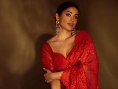 Shriya saran: ఎరుపు రంగు చీరలో గులాబీలా మెరిసిపోతున్న శ్రియా