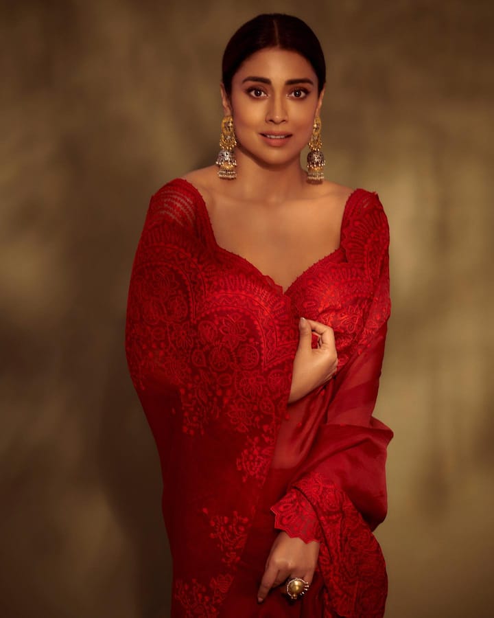 అజయ్ దేవగణ్ భార్యగా పాత్రలో ఆకట్టుకుంది.Photo Credit: shriya_saran1109/instagram