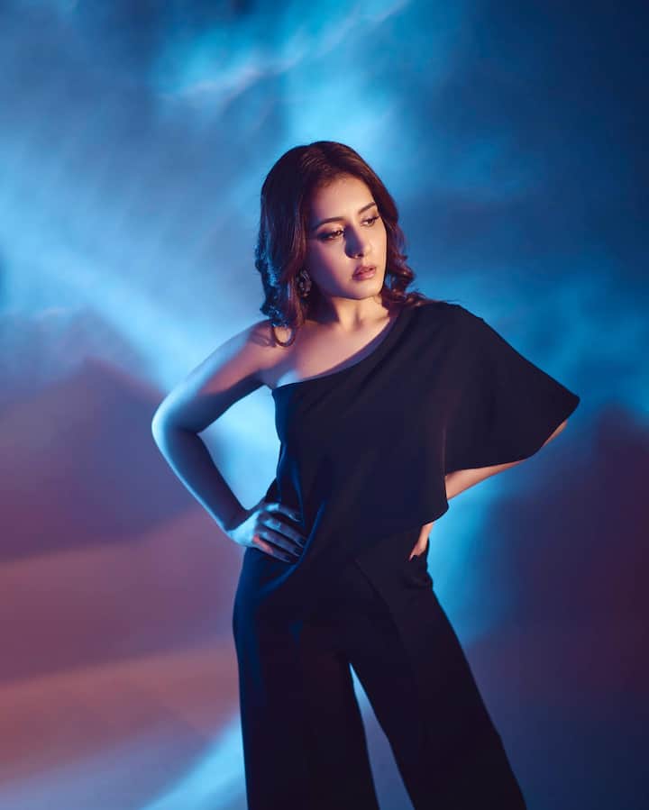 या फोटोंमध्ये राशी ब्लॅक जंपसूटमध्ये फारच सुंदर दिसत आहे.