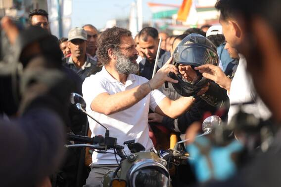 দু'চাকায় সওয়ার রাহুল